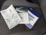 メンテナンスノート、取扱説明書ですね。 車の情報が凝縮されています。 車の整備記録が記載されている大事な物ですよ。