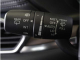 【オートワイパー機能】レバーをAUTOの位置にしているとき、レインセンサーが雨を感知すると、雨量に応じて、ワイパーが自動で作動します。