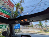 室内の圧迫感を軽減する天井部分。車内全体の雰囲気や状態をこちらでご確認いただけます。
