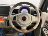 【ハンドル回り】インテリアに合わせたデザインのステアリングは、運転される方のことも考え、運転しやすい形状、大きさです。ぜひ一度、実際に触ってお確かめください。