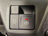 指先だけで簡単に操作が可能な電動パーキングブレーキを採用。「HOLD」スイッチを押すと、渋滞や信号待ちなどでブレーキペダルから足を離しても、ブレーキを保持するので安心です