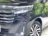 【LEDヘッドライト】悪天候や夜間走行時も良好な視界を確保し安心して運転できる高輝度LEDヘッドライトを装備!点灯速度が早く、消費電力も抑えられています。