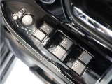 【電動格納ドアミラー・全席パワーウインドウ・パワードアロック】車内からのミラーの調整と格納、ドアガラスの上げ下げが可能(運転席挟み込み防止機構付)