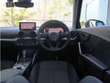内装はシンプルに使い勝手を考え作られています。お車を運転する感覚をダイレクトに体感して頂けます。室内も広くロングドライブにも快適にお過ごしいただけます。