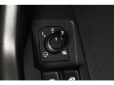 狭い場所も苦になりません。電動格納ドアミラー装備。電動格納ドアミラードアミラー調整スイッチ