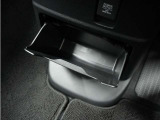 ◆センターロアボックス◆インパネ中央の下部には、ごみ箱としても使用する事ができるセンターロアボックスを装備しております。