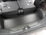 荷室には上下2段調節式デッキボードが付いています。荷室を上下2段に仕切ったり、リヤシートを倒すとフラットな荷室を作ることが出来ます。