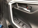 運転席は、ドライバー2名分のシートポジションを記憶・再現できるメモリー機能を搭載しています。