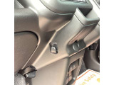 お荷物を掛けるフックがございます。