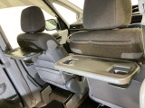 運転席・助手席の背もたれには、2列目シート用にカップホルダー付きの「格納式のシートバックテーブル」を装備しています。休憩時のちょっとした時間などカップを置いたり、小物置きに使えて便利です。