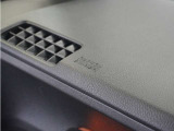 ◆助手席エアバッグ◆SRSエアバッグは、シートベルトだけでは防ぎきれない衝突時の衝撃から乗員を守るための安全装置。衝突時に瞬時に膨らみ、頭部や胸部がダッシュボードに直接衝突するのを防ぎます。