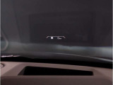 【ヘッドアップディスプレイ】現在の車速表示や目的地へのルート案内やメディア関連のリストを表示する事が可能です。視線移動を減らす事によりドライブに集中して頂けます。