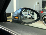 サイドアシスト装備 ドライバーの死角を並走する車両を検知します。ドアミラーの内側のLEDが点灯・点滅して事故の危険を知らせます。