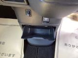 運転席、助手席の間には小物入れがありますので便利ですね!