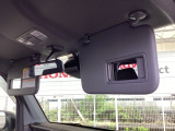 日差しをカットしながら、身だしなみもチェックできます。鏡付きサンバイザーで一石二鳥。