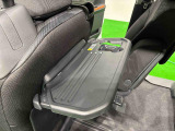 飲み物や食べ物を気軽に置ける格納式シートバックテーブルを、運転席と助手席の背もたれにご用意。車中泊も快適です!