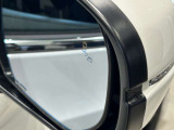 走行中、斜め後ろに車両の存在を検知するとその方向のドアミラー鏡面上にマークを点灯しお知らせします。