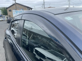 アクリルバイザー付で雨の日の換気もOKです!