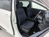 運転席と助手席です。クリーニング専門のスタッフにより隅々まできれいに仕上げております。乗り出しから気持ちよくお使いいただけます。