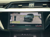 サラウンドビューカメラ装備 車両の4つのカメラから得た映像を合成し、上空から眺めているような映像をモニターに映し出します。車両周辺の歩行者や障害物などの発見に役立ちます。