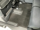 しっかりと汚れ、砂ぼこりを落とし足元まで清潔な車内空間を作り上げております♪