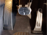 ペダル】BMWはオルガン式アクセルペダルを採用しています。踏み込む足とペダルが同じ軌跡を描くため、かかとがずれにくく、アクセルコントロールがよりしやすくなるメリットがあります