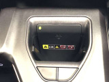【置くだけ充電(縦置き)】スマートフォンなど対応する機器をワイヤレスで充電可能です。縦置きにすることで、使いやすさとスペース効率を高めています。