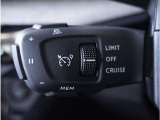 【アクティブクルーズコントロール】前走車がいる場合はレーダーと車載カメラがその速度と距離を検知し、適切な車間距離を保ちます。