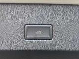 バックドアには電動テールゲート&rdquo;EasyOpen&EasyClose機能付。