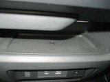 携帯電話を充電できます。