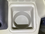 ドリンクホルダーは小物入れにもなって便利です。