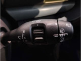 MINIの内装はとにかく『円』に拘ったデザインコンセプトが一目で伝わってきます。これほど円形に拘った車は他に御座いません。伝統のデザイン、トグルスイッチなど遊び心のある内装で御座います。