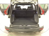 ラゲッジも広く使いやすいトランクは、開口部も広く荷物の積み下ろしもしやすいお車となっております。リアシートの背もたれは6:4の割合で分割して可倒できるので、長いお荷物などを載せることもできます。