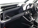 スタイリッシュなブラック系を基調とした内装色。