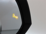 隣車線を走る車両をレーダーで検知し、ドアミラーでは確認しにくい後側方エリアに存在する車両に加え、急接近してくる車両も検知します。車両を検知するとドアミラーに搭載されたLEDインジケーターが点灯します。