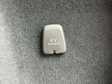 トランクには12Vソケットを装備。アウトドアシーンでの利便性も考慮してます。