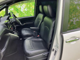 運転席からの視界の良さが際立つ空間。スムーズな操作が可能で、快適なドライビングをサポートします。運転の疲れを軽減します。