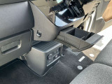 前席運転席と助手席の間には、ドリンクホルダーとビニール袋などを掛けるフックもあって便利♪