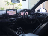 内装はシンプルに使い勝手を考え作られています。お車を運転する感覚をダイレクトに体感して頂けます。室内も広くロングドライブにも快適にお過ごしいただけます。