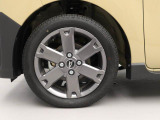 タイヤサイズは15インチです。