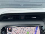 ナビゲーション画面の上にベンチレーターダクトノズルがあります。また、その中央には、ハザードランプスッチがあります。