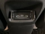 アームレストの後ろ側には、リア席用の充電可能なUSB端子が2個ついています。移動中に充電もできるので便利です。