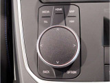 運転中にもオーディオの音量やFMの切り替えなどステアリングでの操作で切り替え可能なため、ステアリングから手を放す必要がない為、運転中でも操作が簡単でございます。