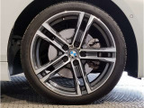 【BMWアロイホイル】軽量かつ強度に拘ったアロイホイル。走行性能ポテンシャルを引き出す設計。車の足元を引き締めてくれる大きなポイントはアロイホイルです。