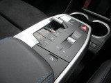 BMWのほぼすべてのモデルで、電子式シフトレバーを採用。手首のスナップだけで簡単に操作が可能。また、スポーツ・マニュアルモードを搭載しており、BMWらしい『意のままに操る』感覚をご体感いただけます。