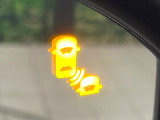 【ブラインドスポットインフォメーション】走行中、ドアミラーの死角になりやすい箇所に後続車が接近するとサイドミラー付近に警告を表示、ドライバーに注意喚起をしてくれます。