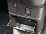 ◆センターロアボックス◆インパネ中央の下部には、ごみ箱としても使用する事ができるセンターロアボックスを装備しております。
