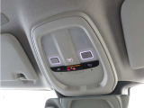 ルーフにあるボタンは、車両が始動しない場合、パンクした場合、または事故に遭った場合などの緊急時に支援の要請に使用できるため、安心感を高めることができます。