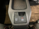 スイッチを押すとブレーキペダルから足を離してもブレーキランプが点灯したままブレーキを保持できるオートブレーキホールド、指先だけで簡単に操作が可能な電動パーキングブレーキを搭載!