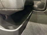 後部座席足元には濡れても簡単にお手入れできるトレーがございますので、傘などの長いものを置いておくのにも便利です!